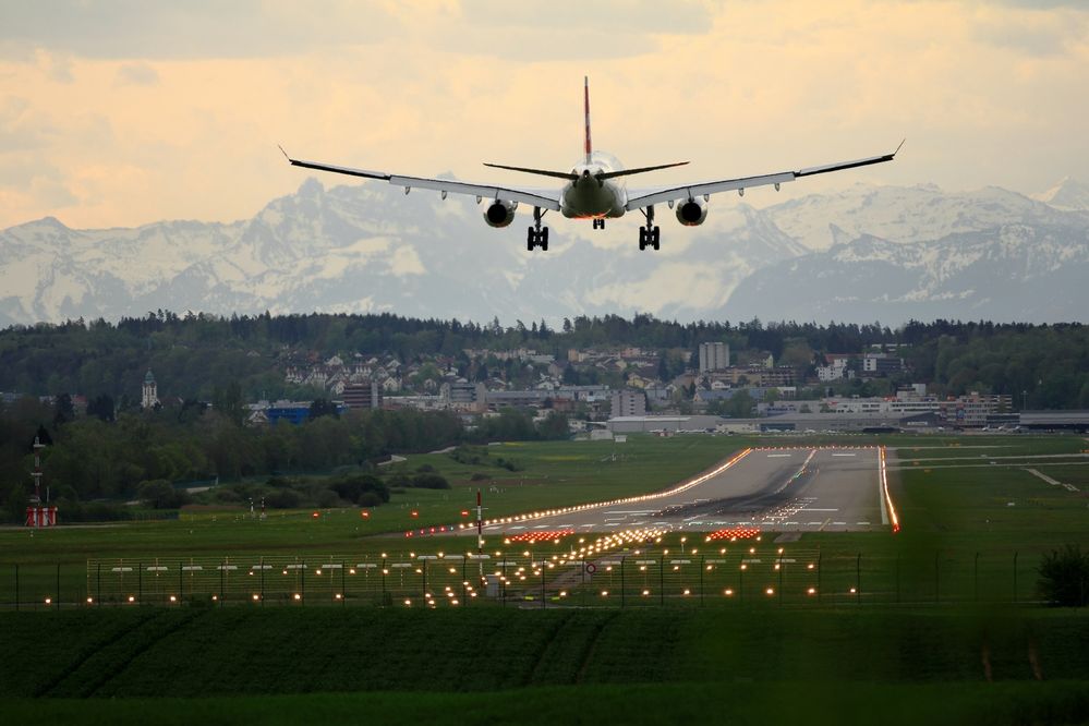 Vista de un avión despegando de un aeropuerto