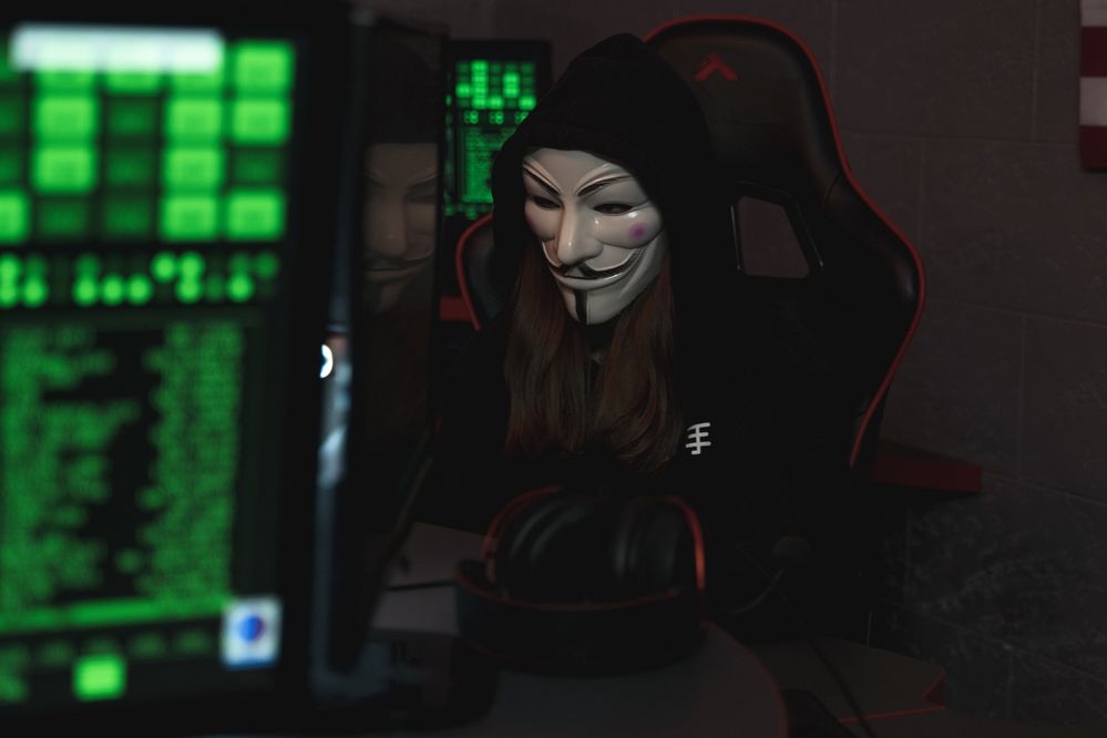 Una posible hacker navegando planeando un fraude en Internet